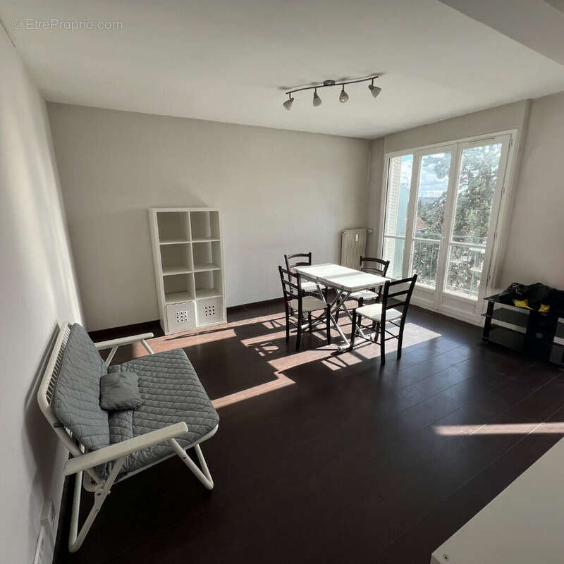 Appartement à LES PAVILLONS-SOUS-BOIS