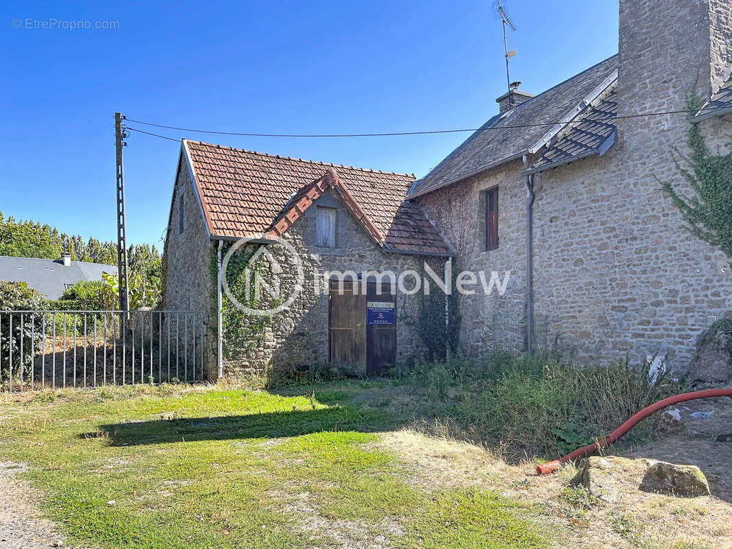 Maison en pierre 110 m2   Terrain 1 025 m2   SAINT-MICHEL-DES-LOUPS (50610) - photo 12