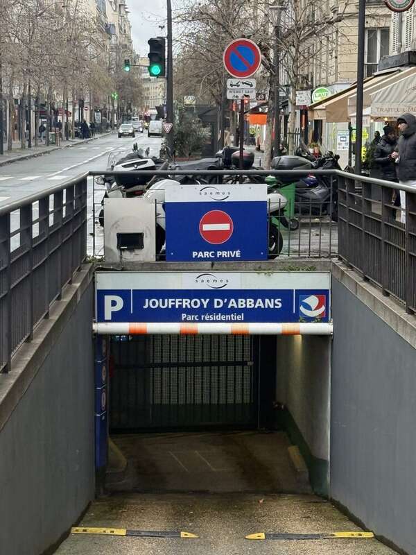 Parking à PARIS-17E