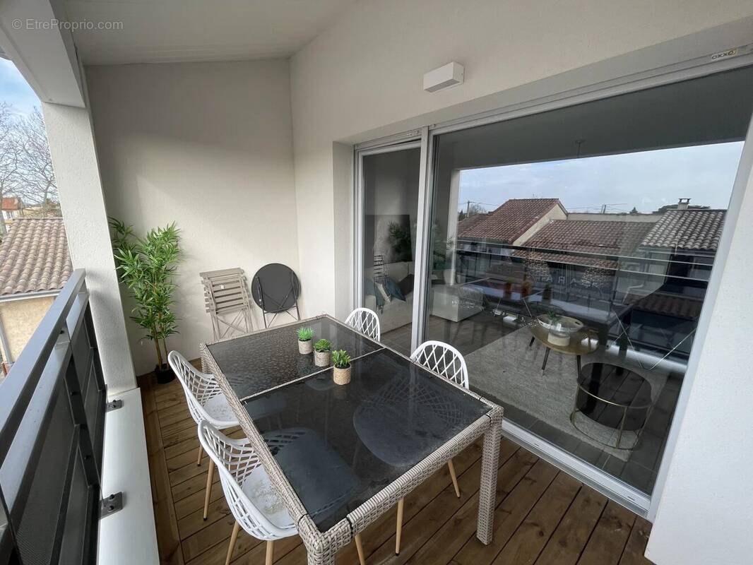 Appartement à PINS-JUSTARET