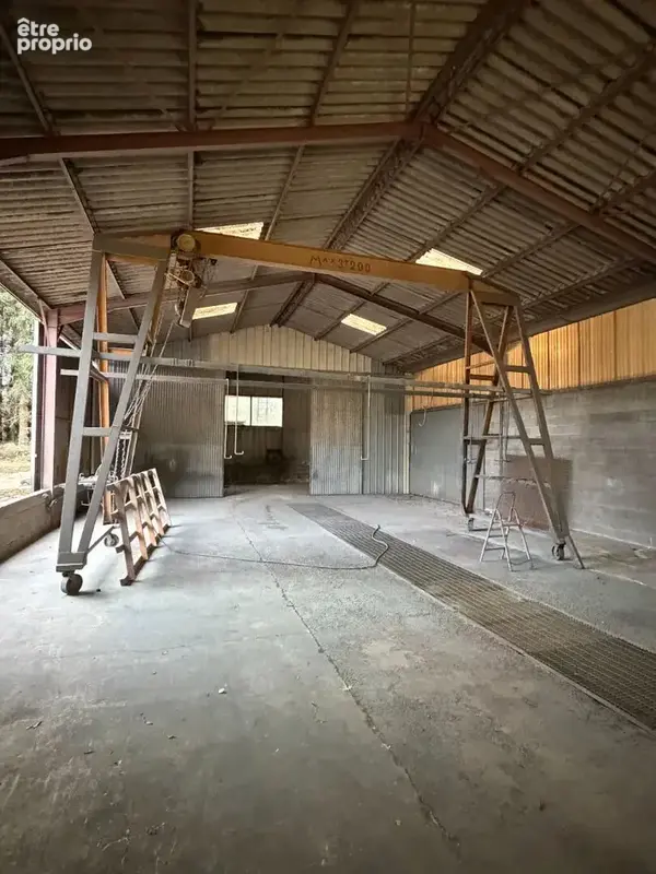 A VENDRE - Bâtiment d'activité d'environ 480 m² avec terrain poids lourds - photo 3