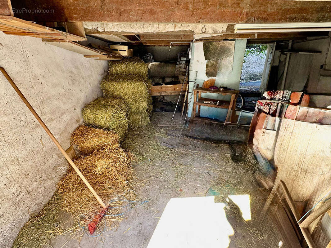 ROMAGNAT / Maison de bourg à vendre avec garage ! - photo 16