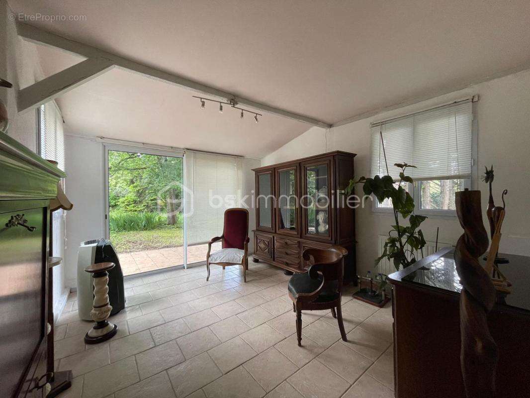 Maison de 164 m² avec piscine - CHEILLE - photo 16