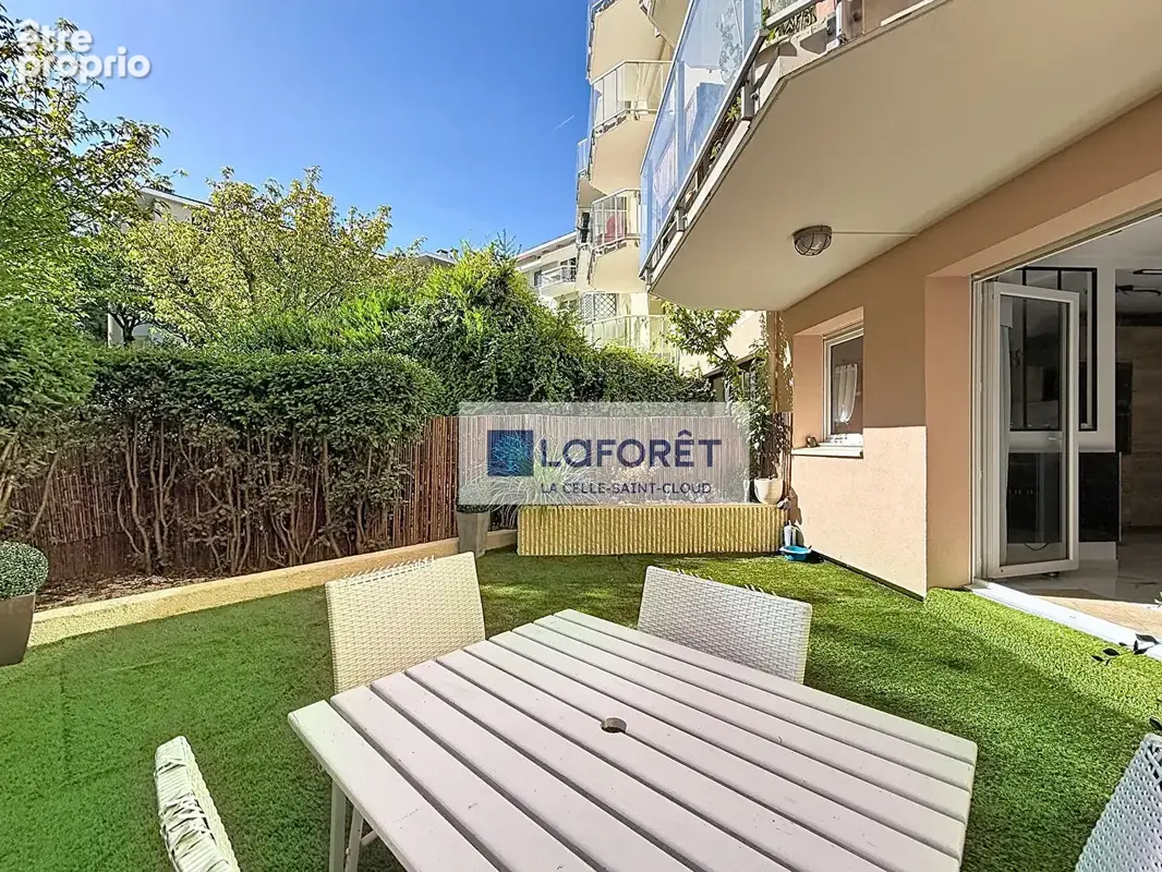 La Celle-Saint-Cloud - Appartement 3 pièces avec jardin privatif et garage - photo 2
