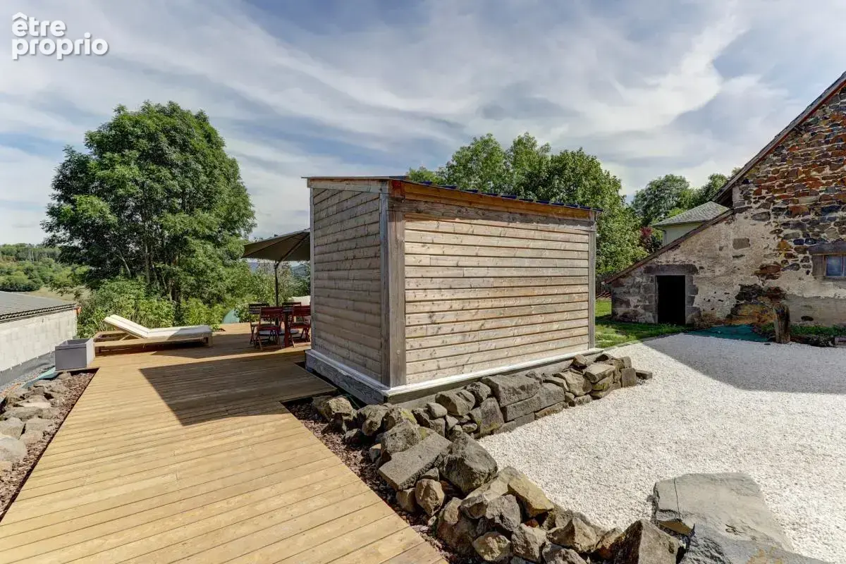Propriété de caractère de 290 m² bâtis, Saint-Pierre-Roche — Maison rénovée 130 m² + grange de 160 m² à restaurer - photo 3
