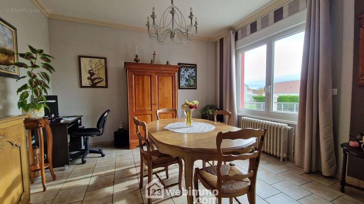 Toutes les fenêtres sont en double vitrage pvc avec volets roulants électriques - Maison à LAON