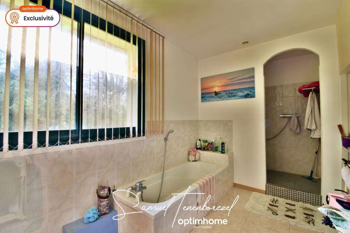 Maison familiale de 196 m² avec 4 chambres, double garage et grand terrain – Beuzeville (27210) - photo 6