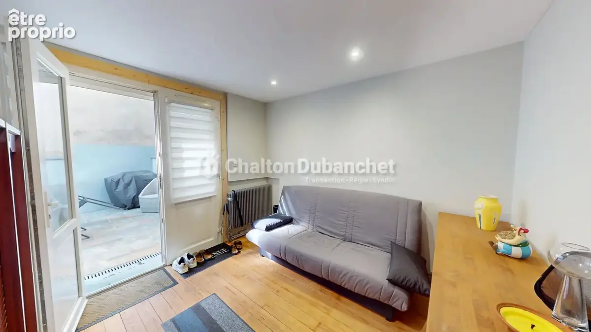 COURS (69) - Maison de ville rénovée de 82 m² avec terrasse - photo 5