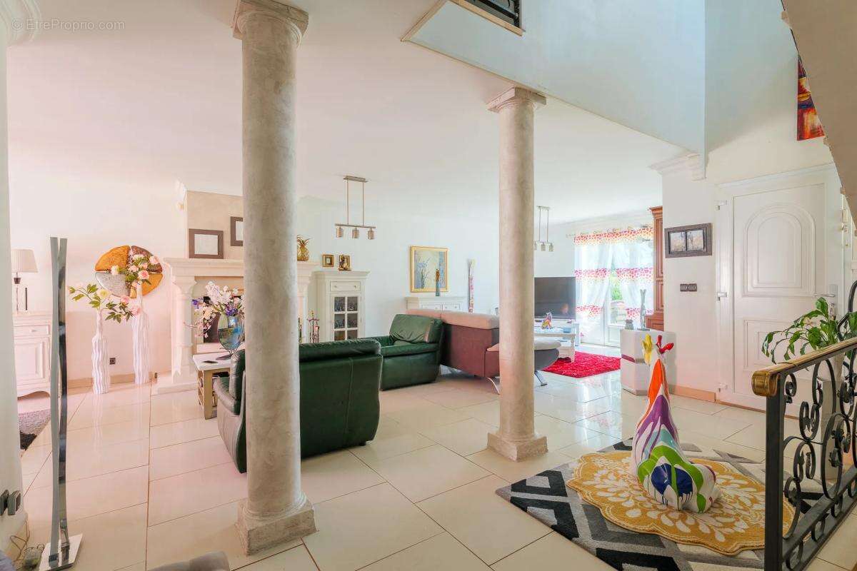 Maison de 7 pièces de 245 m² à Claye-Souilly - photo 3