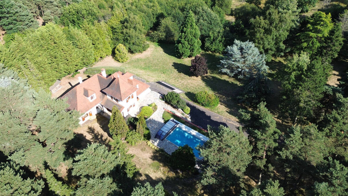 Maison à SAINT-GENES-CHAMPANELLE