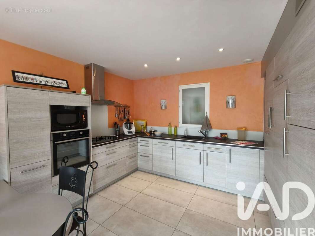 Maison 211 m² à Les Brouzils  - photo 2