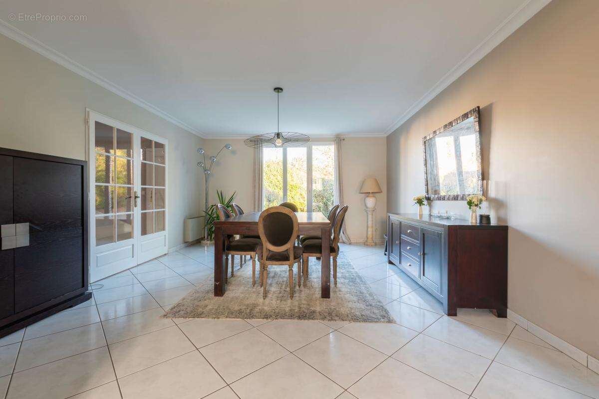 Maison 202 m² à Saint-Pavace  - photo 4