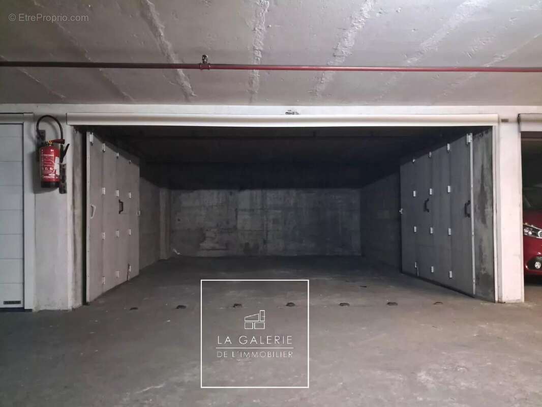 Parking à PARIS-16E