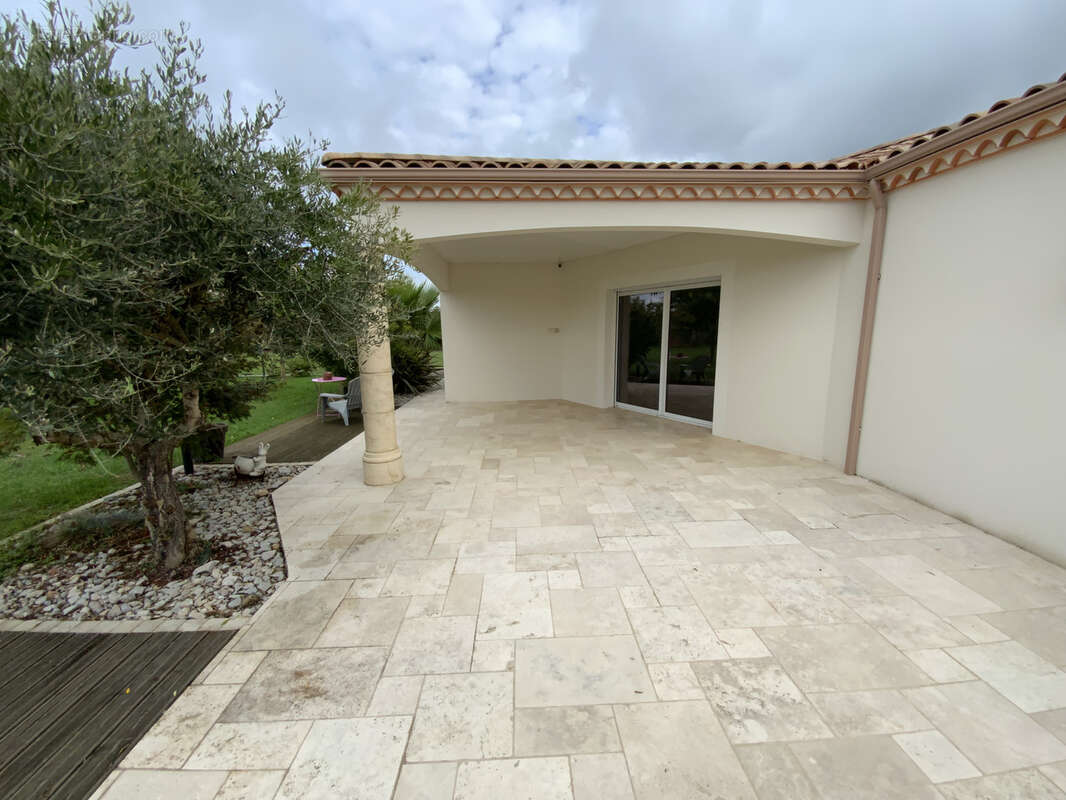 Maison à COURS-DE-PILE