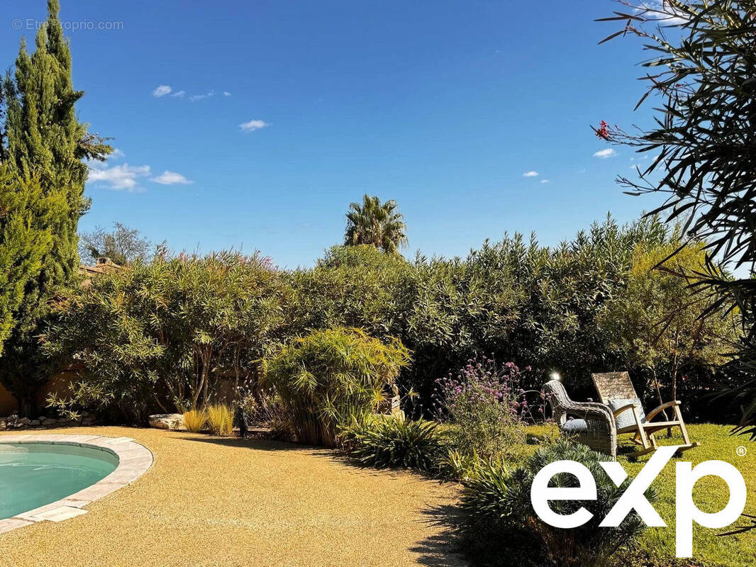 Piscine et jardin sans vis à vis - Maison à BELLEGARDE