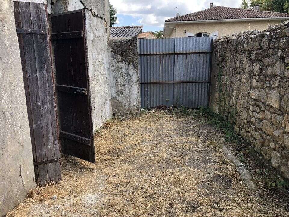 Garage 29 m2 ou espace de stockage avec cour a lesparre - photo 7