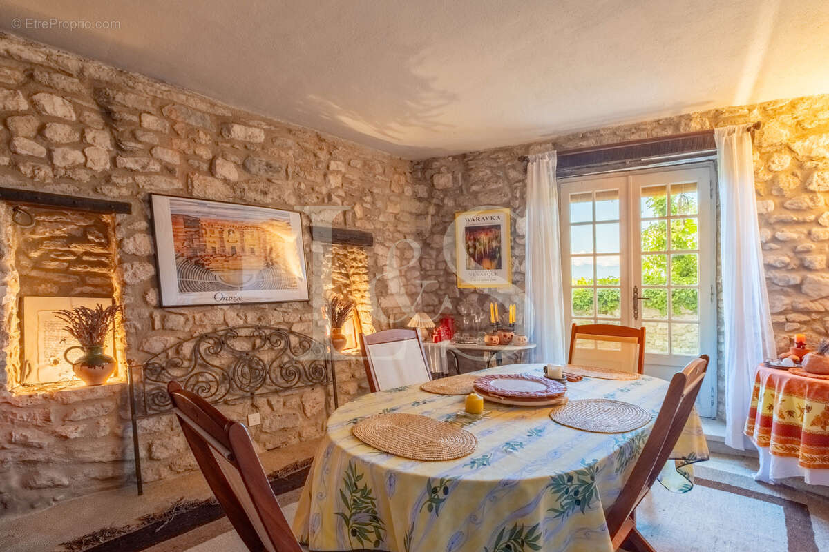 Maison à VENASQUE