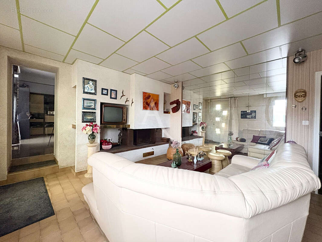 Maison 7 pièces - 5 chambres - NALLIERS - photo 2