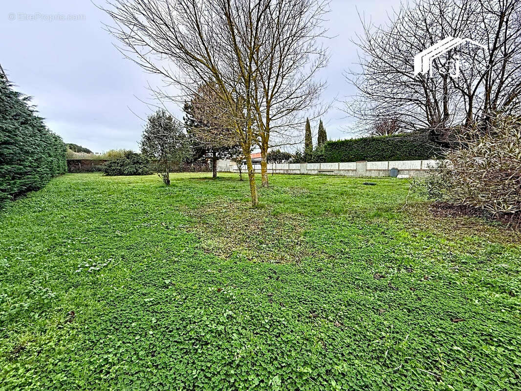 Maison à PINS-JUSTARET