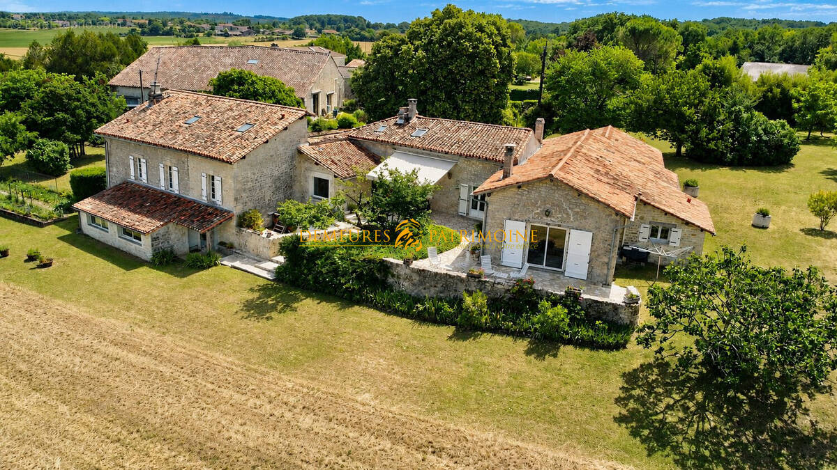 Maison à ROULLET-SAINT-ESTEPHE