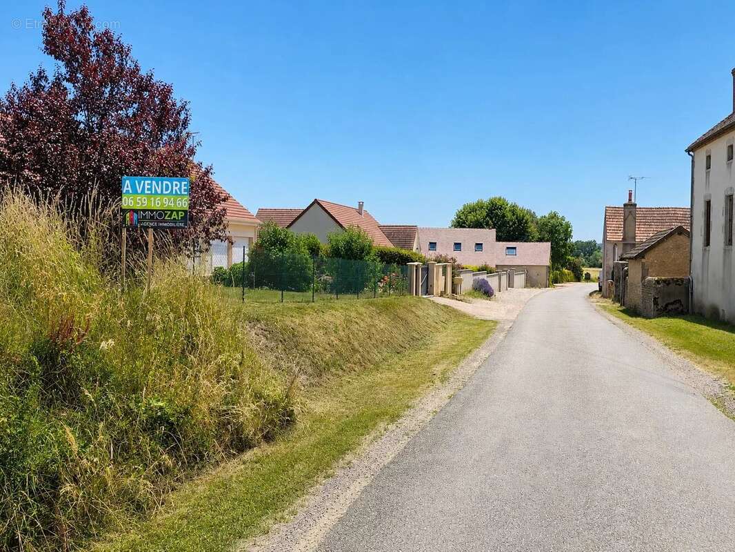 Terrain constructible de 1501 m² à Saulcet - photo 3