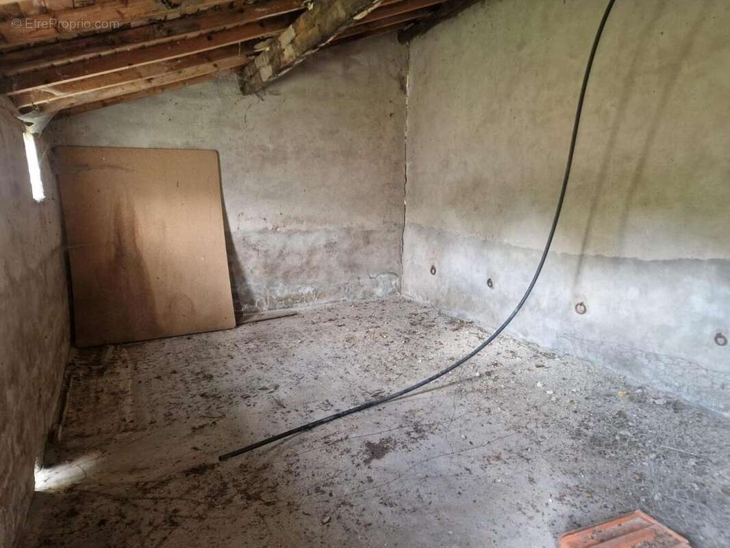 Photo 3 - Parking à BELLENAVES