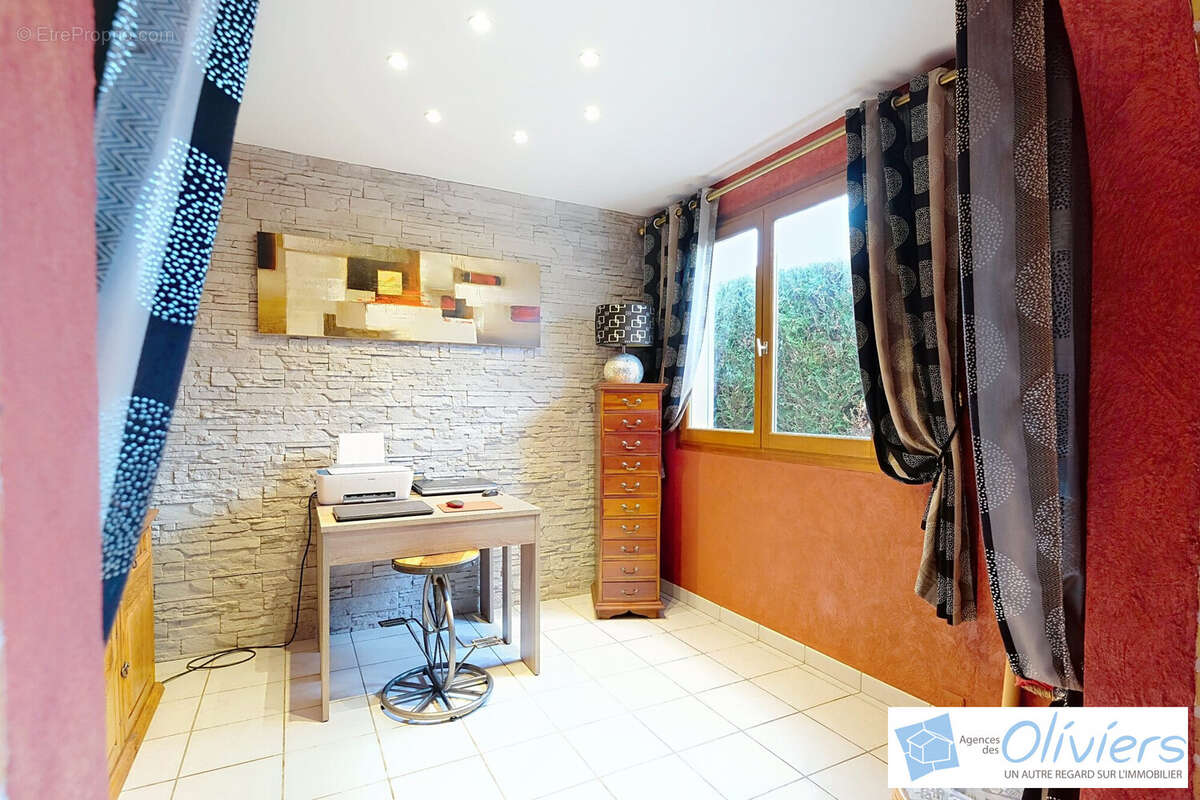 Maison à VOISINS-LE-BRETONNEUX