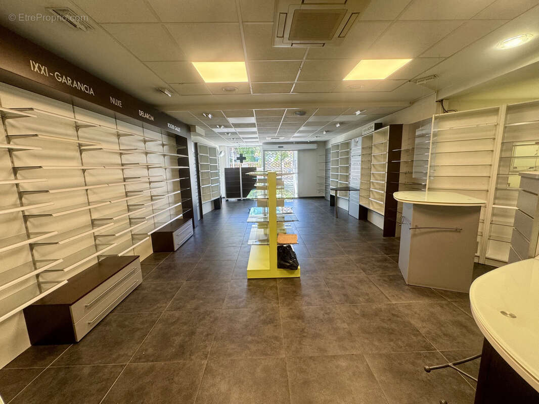Golfe-Juan centre, vaste local commercial sur axe principal ! - photo 3