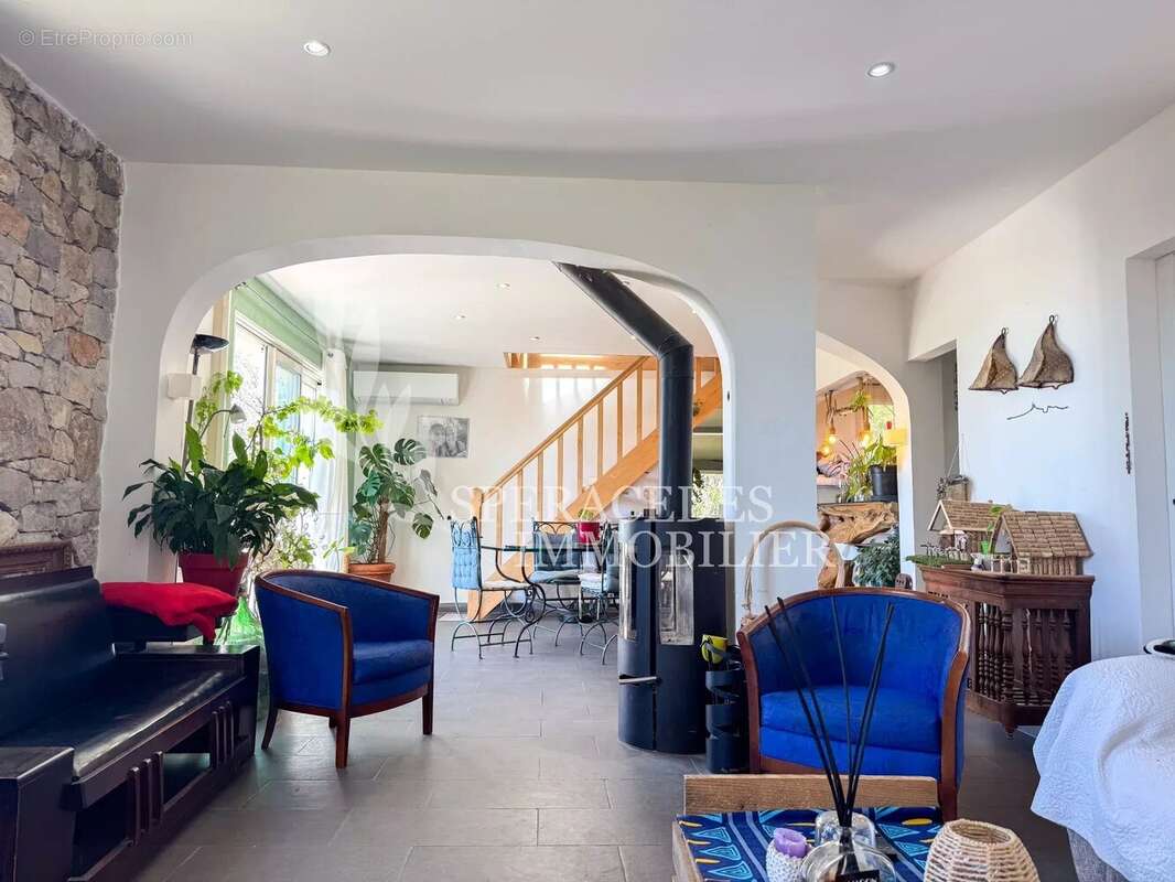 Maison à SAINT-CEZAIRE-SUR-SIAGNE