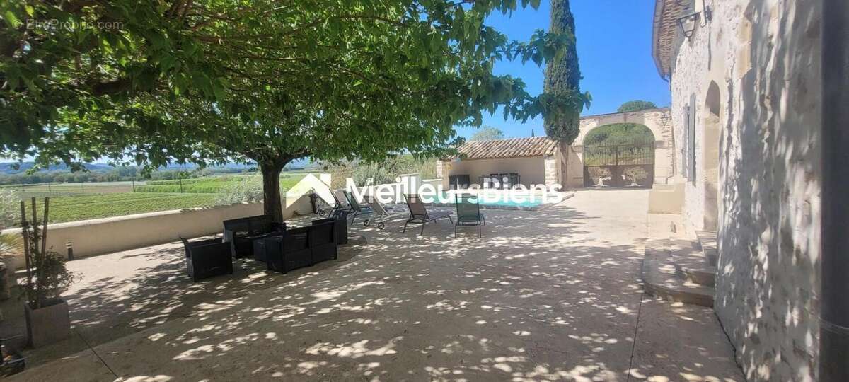 Propriété en pierre 427 m² à Saint-Just-d'Ardèche avec 2 gîtes 5* - photo 2
