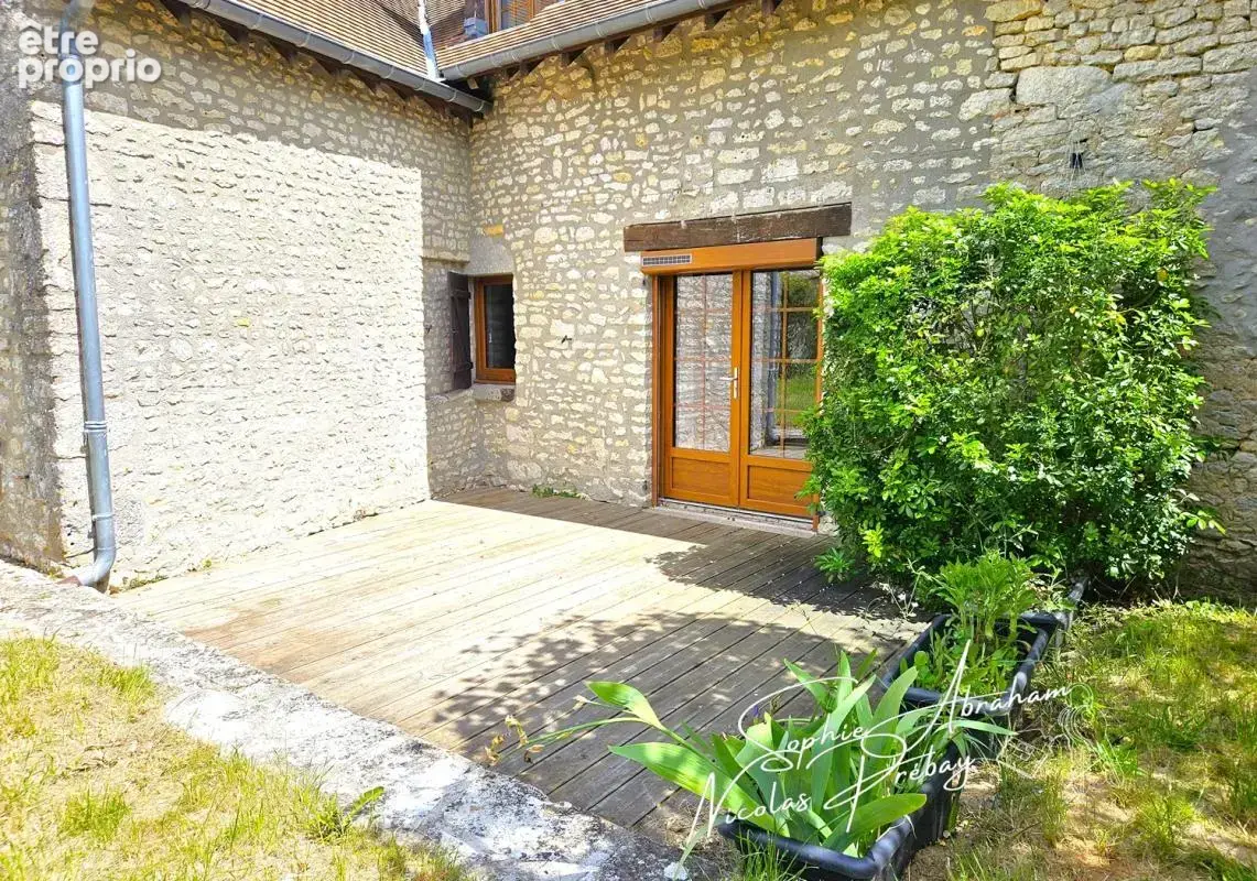 Maison en pierres avec cour et jardin - photo 12