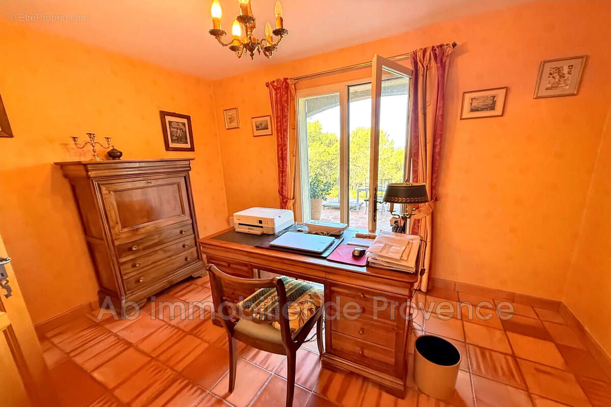 Maison 188 m² à Rognes  - photo 8