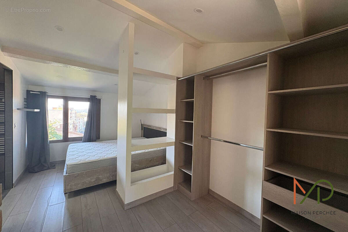 Maison de ville atypique, sur trois niveaux, entièrement rénovée de 71 m² - photo 6
