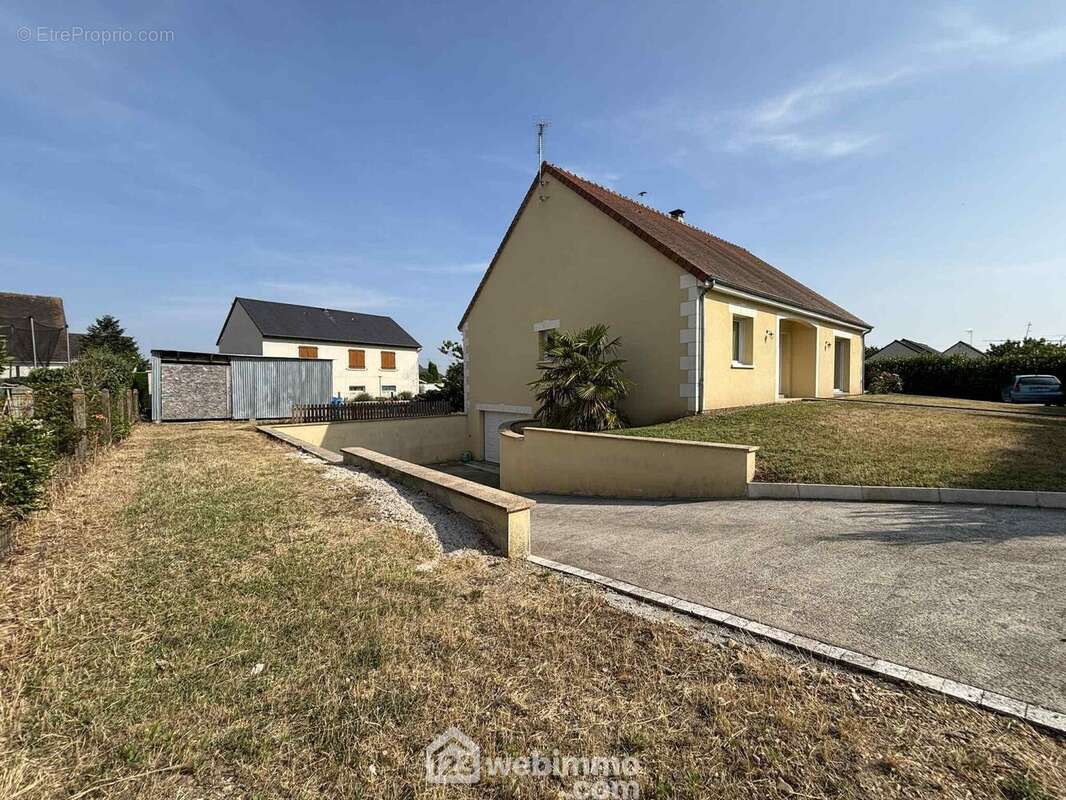 L'autre, face à la descente de sous-sol, - Maison à DESCARTES