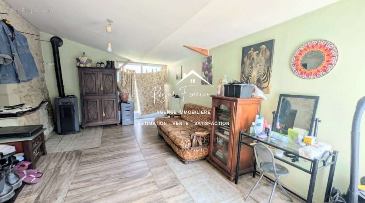 Salon avec poêle à bois  - Maison à PUSSIGNY