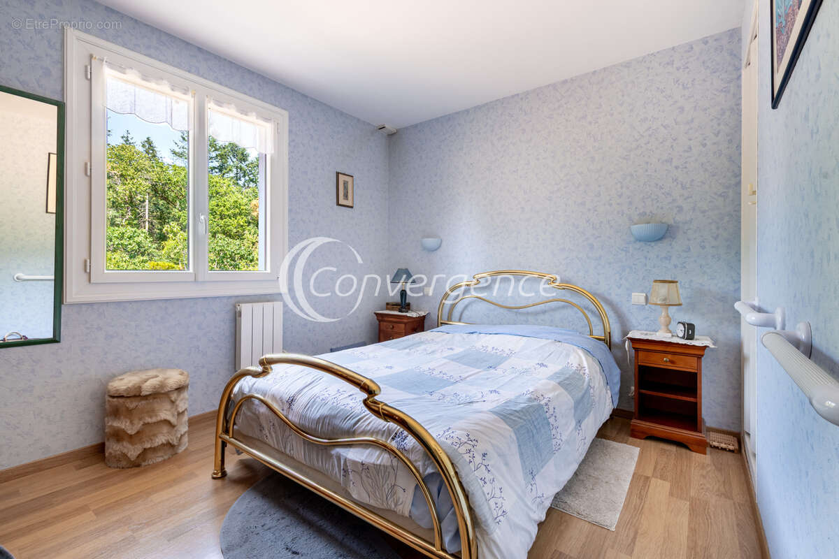 Maison de plain-pied de 105m2 avec garages, jardin et dépendances - photo 8