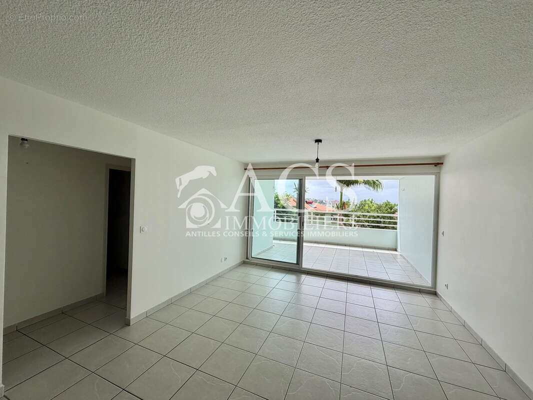 Appartement de type F3 -  Vue dégagée - Morne Pavillon - LE LAMENTIN - photo 3