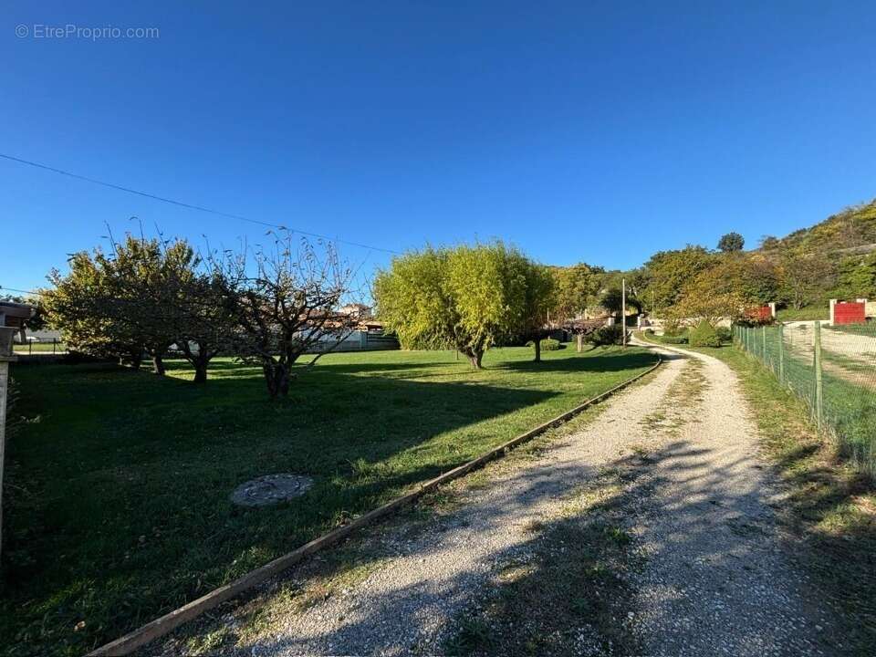 Terrain 750 m² à Donzere  - photo 3