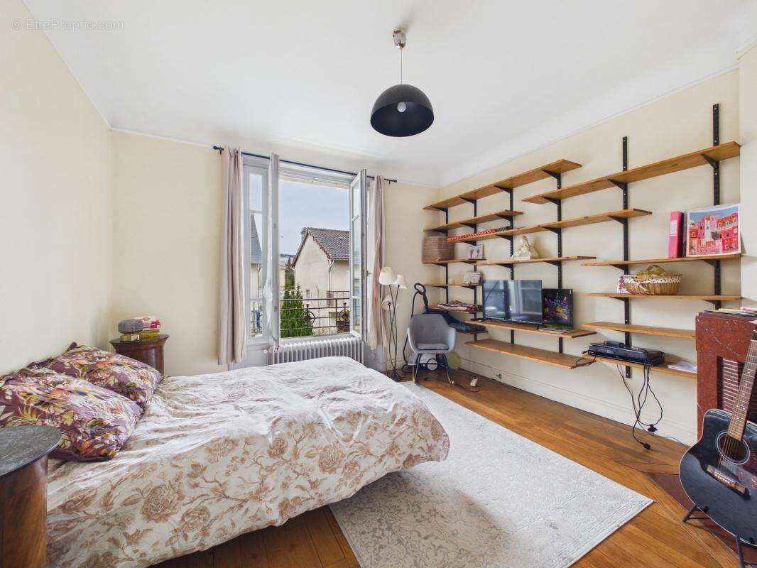 - 78000 versailles - quartier montreuil - charme de l'ancien - parquet moulures cheminees - expose sud sur jardin - grande cave  - photo 10