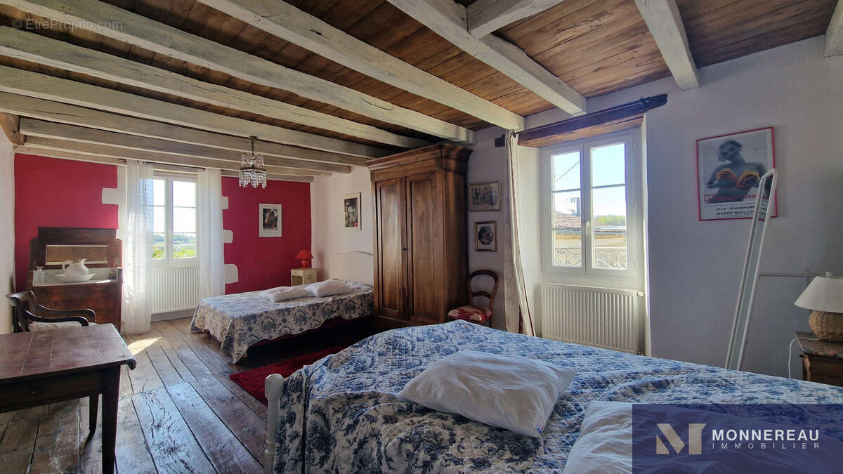 Maison à MONTMOREAU-SAINT-CYBARD