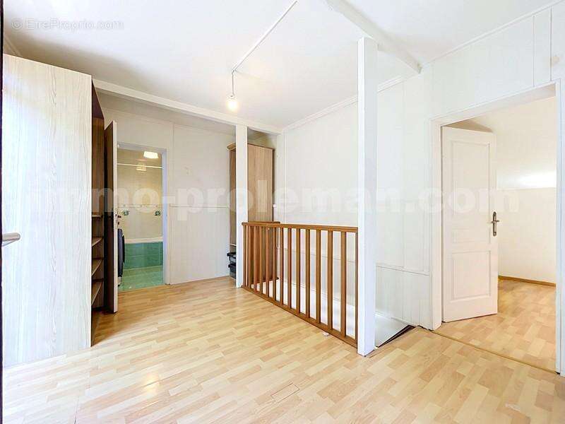 Maison_cuisine_equipée_Ville-La-Grand_proche_commerces_bus_tram_ceva_gare_frontieres_suisse_genève_sejour_cuisine_chambre_terrasse_jardin_parking_ - Maison à VILLE-LA-GRAND
