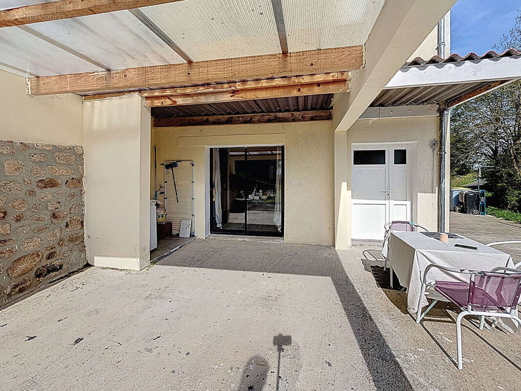 Maison à SAINT-ETIENNE-DE-FURSAC