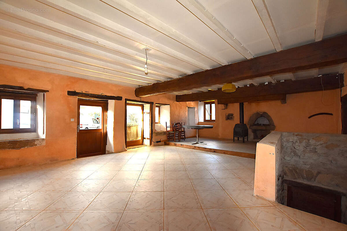 Maison à CHATEL-MONTAGNE