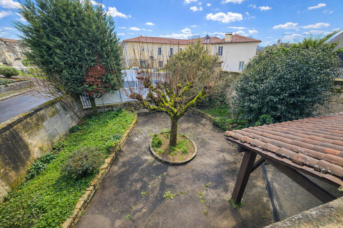 Maison à SAINT-MEME-LES-CARRIERES