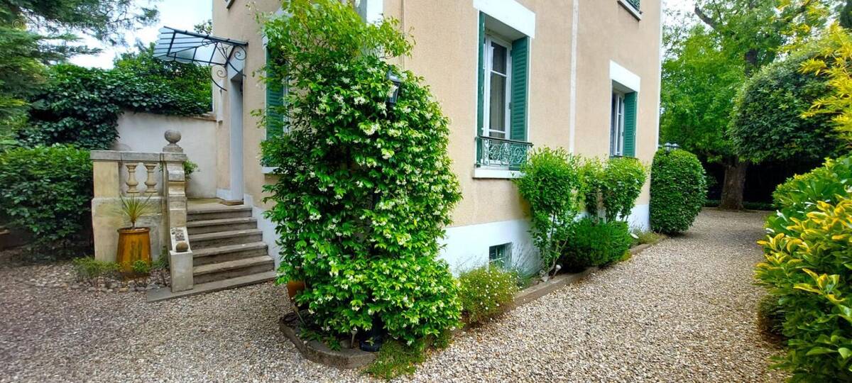 Maison à TASSIN-LA-DEMI-LUNE