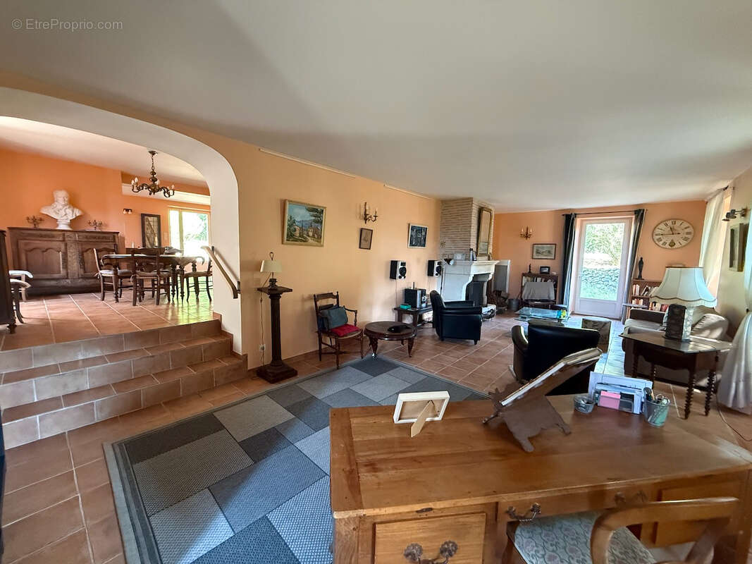 En pleine campagne, au calme, venez découvrir cette belle propriété de 250 m² habitables avec vue, sur un terrain de plus d'un h - photo 7