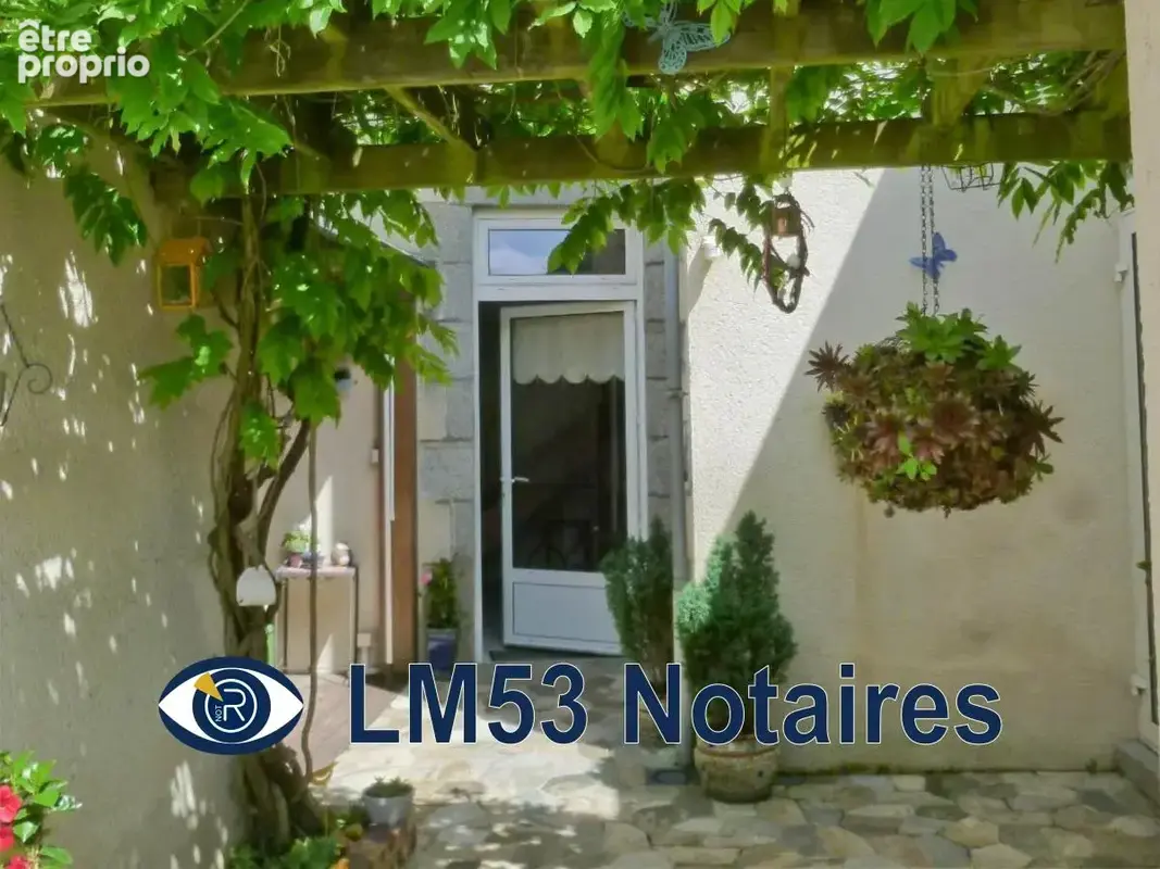 Maison à MONTSURS