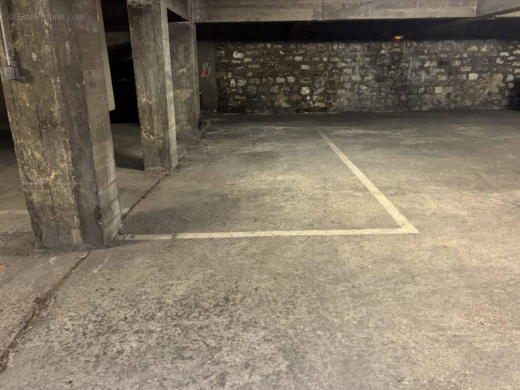 Parking à PARIS-16E