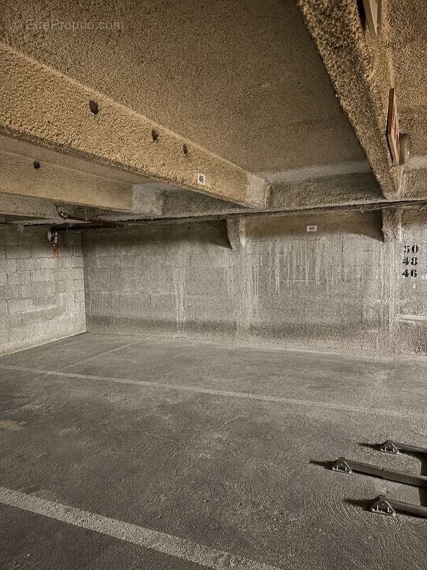 Stationnement sécurisé - Hyper centre - Sous le Saint-Sébastien - photo 3