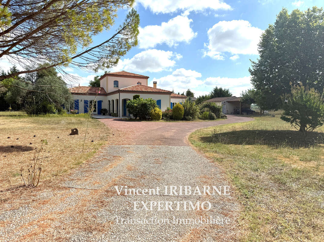 Propriété avec 4 Chambres, Double Garage sur un terrain de 6 800 m2 - photo 2